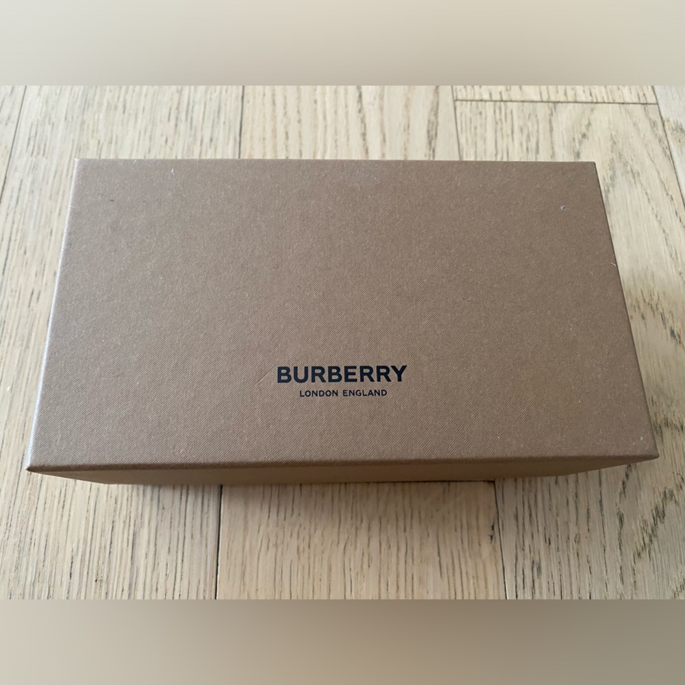 Burberry Ladies Sunglasses. Authentic & brand new. - Picture 6 of 6